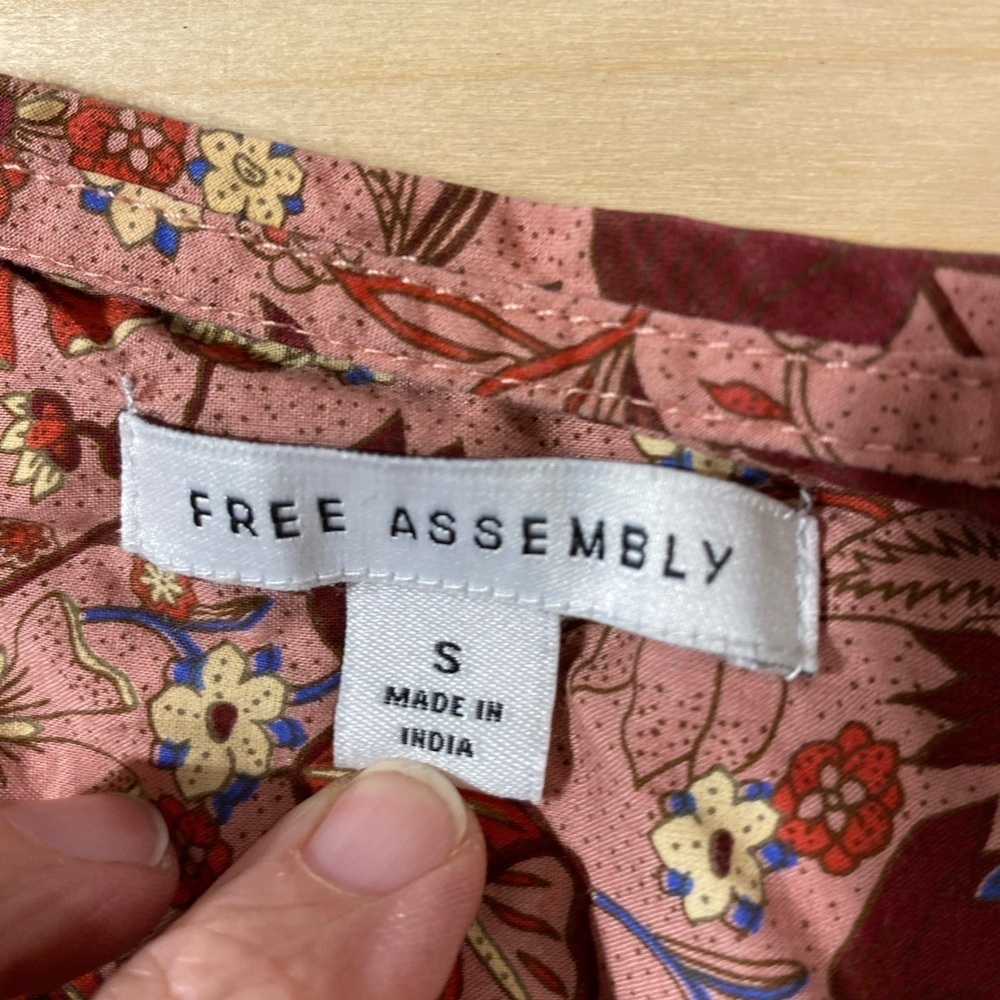 Free Assembly Blouse Small (BF) - Picture 6 of 10
